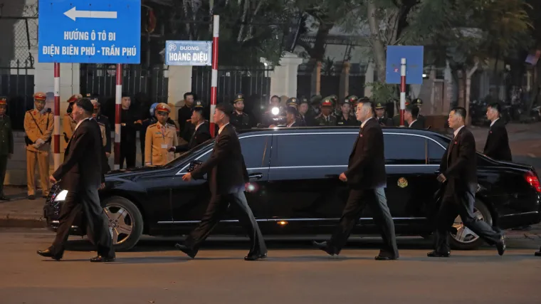 Kim u Hanoi dovezao luksuzni Mercedes: Jesu li time prekr&scaron;ene UN-ove sankcije?