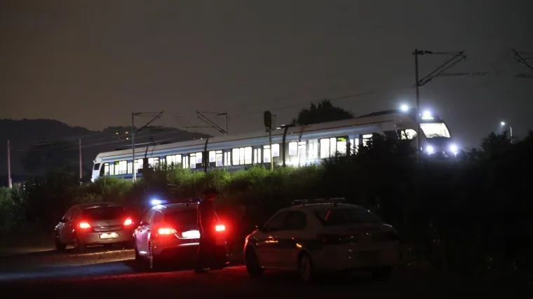 Vlak se zabio u automobil s dvojicom mladića, gurao ih je trideset metara sve do stupa