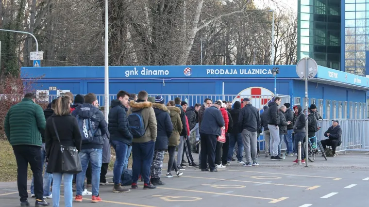 FOTO Svi žele na Benficu: Navijači na Maksimiru od zore stvorili dugačak red za ulaznice