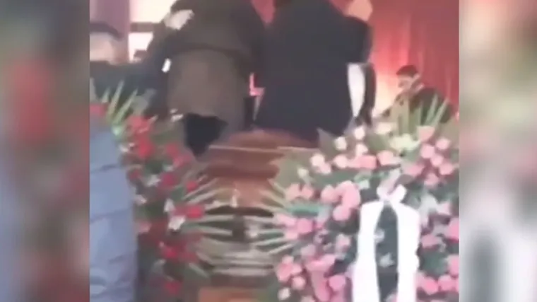 Na lijesu svoje žene plesao kolo: Jedva dočekao njenu smrt ili samo ispo&scaron;tovao posljednju želju?