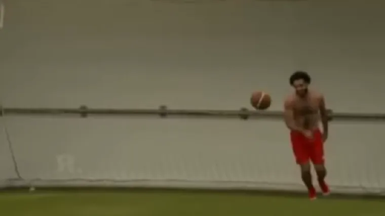 Pogledajte za&scaron;to se svi smiju Salahovim vje&scaron;tinama pod obručem