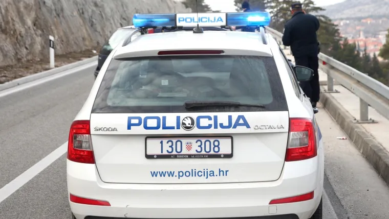 Automobil oduzeo prednost motociklu, žena odletjela nekoliko metara