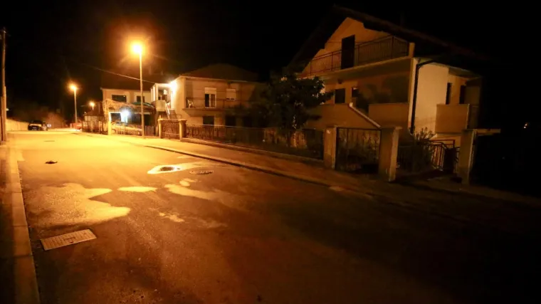 Klinac koji je izbo majku nožem i onda snimao selfije, pu&scaron;ten je na slobodu