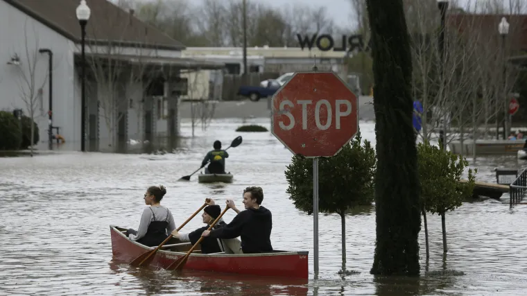Dramatično u S. Kaliforniji: Voda je doprla do krovova, naređena hitna evakuacija