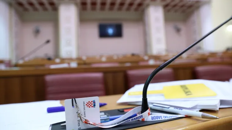 Mjesec i pol radiš, pa 2 tjedna odmora! Što mislite kome je sjekira ponovno pala u med?