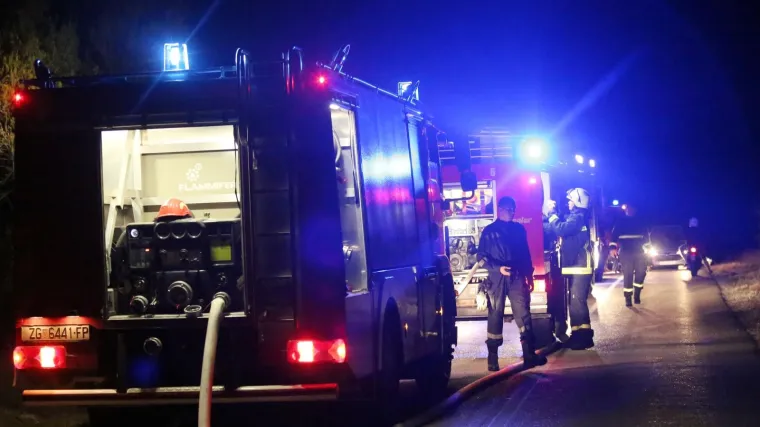 Vatrogasci spasili troje maloljetne djece i troje odraslih iz gorućeg stana