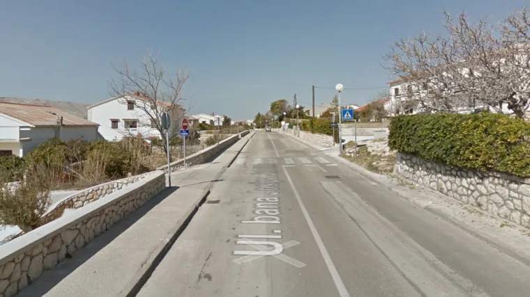 Otac bacio svoje četvero maloljetne djece s prvog kata kuće, s visine od &scaron;est metara