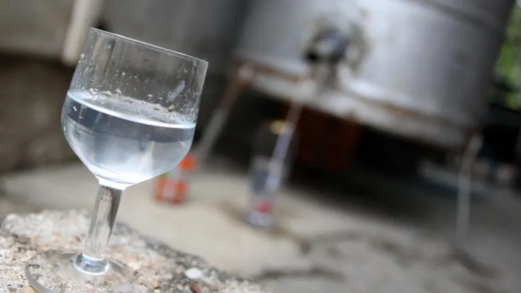 Staricu (98) iz Like kaznili zbog pečenja rakije: Ostala bez 2000 kn i 54 litre 'brlje'