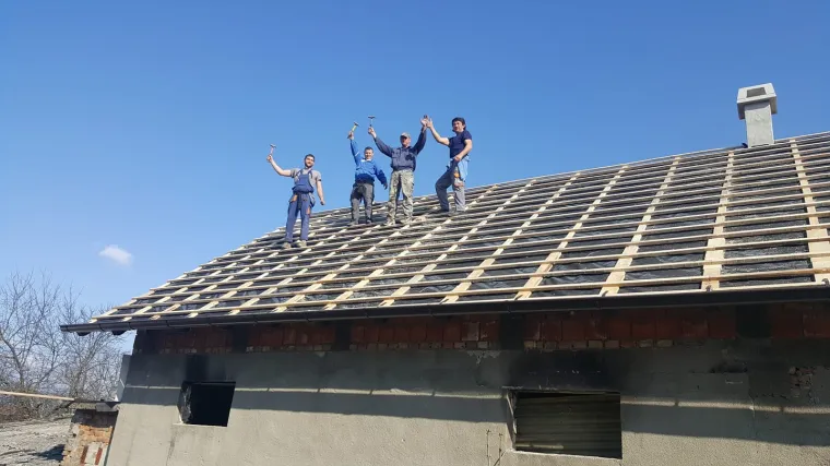 FOTO Ostao je bez svega u strašnom požaru, a nogometaši Sloge za dva tjedna su mu obnovili kuću