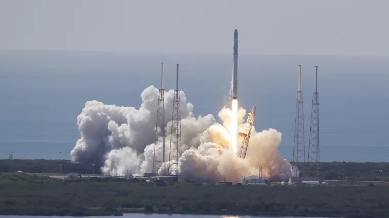 SpaceX lansirao u svemir raketu s kapsulom za ljudsku posadu