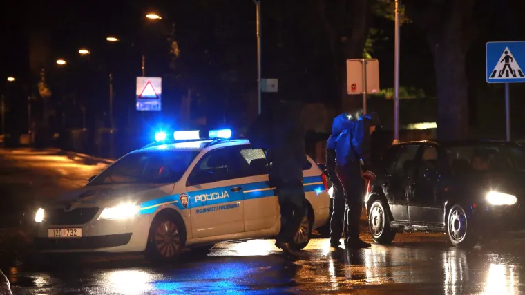 Sudar automobila i kombija u Glini: Te&scaron;ko ozlijeđena vozačica, liječnici se bore za njezin život