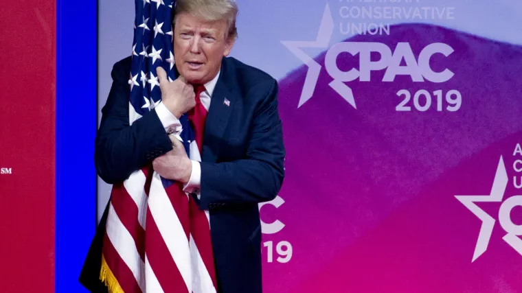 'Bizarna, rastrojena tirada': Trump dva sata vrijeđao protivnike, rugao se, a grlio je - zastavu