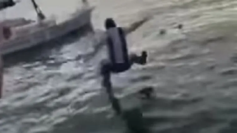 Na karnevalu u Ka&scaron;tel Sućurcu inscenirali napad na 'zvezda&scaron;e', a spalili Pupovca