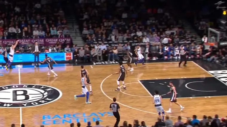 VIDEO Nova Dončićeva čarolija: Slovencu 'slomili gležnjeve' pa pogodio sa svoje polovice