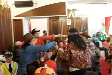 Posjet maškaranih vrtićaraca gradonačelniku Koprivnice Mišelu Jakšiću