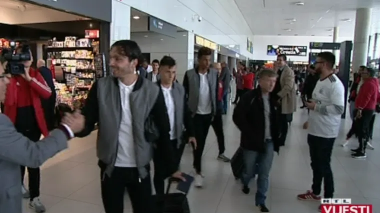 Nogometa&scaron;i Benfice stigli u Zagreb, navijači tvrde: 'Pobijedit ćemo Dinamo i ovdje i u Lisabonu'