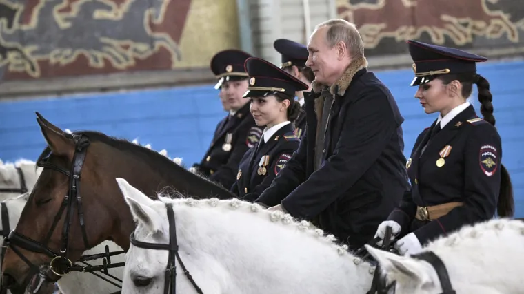 Macho Vladimir Putin uzjahao konja i s policajkama galopirao po centru Moskve