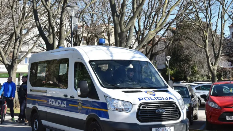 Kabriolet zaustavljen nasred pje&scaron;ačkog, drugi automobil izletio s ceste