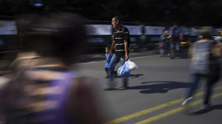 25 centralnoameričkih migranata poginulo kad je kamion koji ih je prevozio sletio s ceste