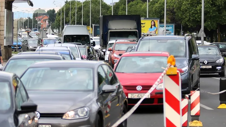 Automobil naletio na motocikl, prometni kolaps na Savskoj