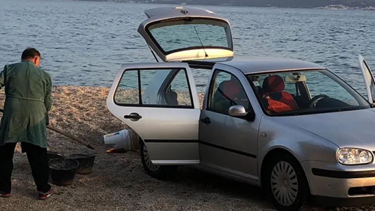 Ljudi ostali u &scaron;oku: 'Do&scaron;ao na plažu svojim Golfom i mrtav-hladan izvadio lopatu i kante'