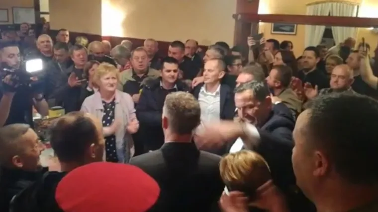 HDZ-ovci slave uz tambura&scaron;e! Pogledajte atmosferu nakon objave da je Milinović izgubio