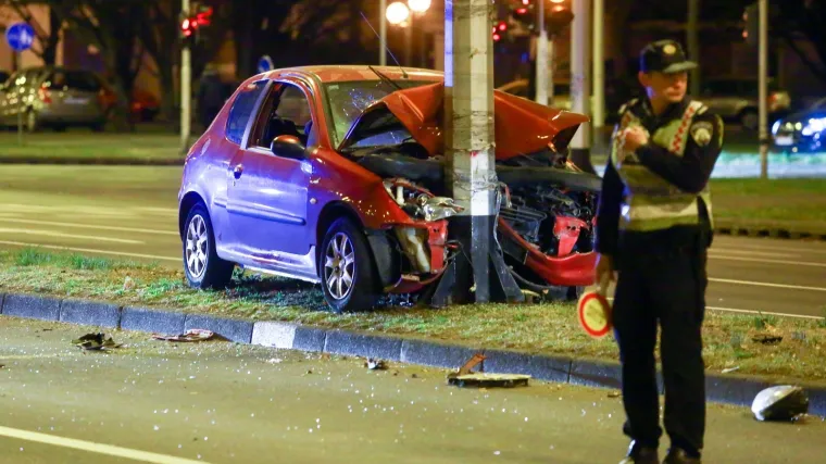 Automobil se zabio u stup na križanju Ulice SR Njemačke i Hirbarovog prilaza