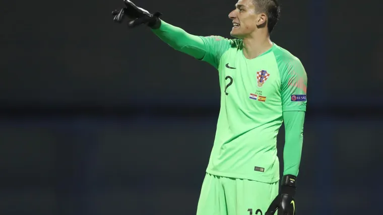 Huligan usred utakmice napao kapetana Aston Ville, Kalinić i dru&scaron;tvo ostali u &scaron;oku