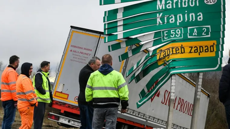 Kamion u Zagrebu sletio s ceste: Uni&scaron;tio veliki prometni znak