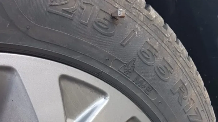 Moglo je zavr&scaron;iti kobno: Ženi s Milinovićeve liste čavlima za potkivanje konja izbu&scaron;ili gume