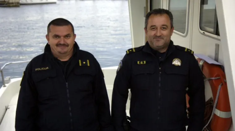 Hrabri pulski policajci pobijedili jaku buru, ki&scaron;u i tuču pa spasili život nemoćnom ribaru