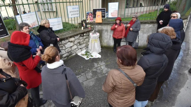 Traže zabranu okupljanja za molitelje pred bolnicama: 'Udaljite ih na bar 150 metara!'