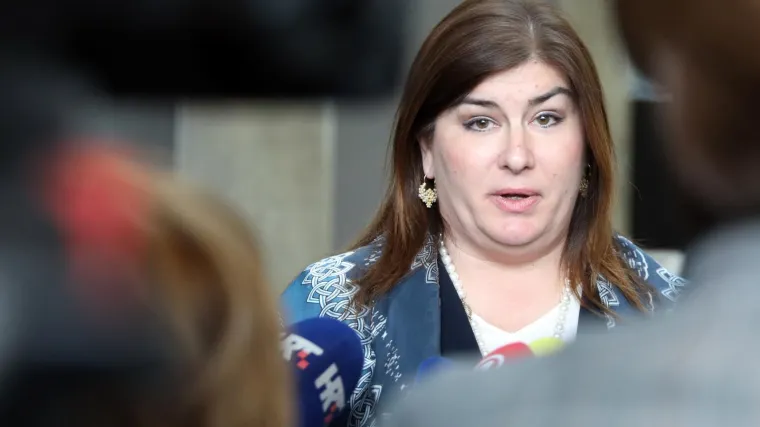 Oporavlja se: Djevojčici koju je udarila automobilom ministrica Žalac poklonila je krunicu