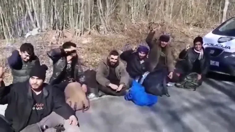 VIDEO Policajci 'nagovorili' migrante da navijaju za Dinamo; jedan već potjeran iz službe