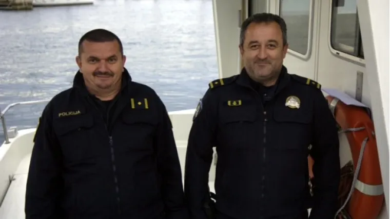 Spasili ga policajci: Zbog bure, ki&scaron;e i tuče, starcu na moru otkazao motor na barci