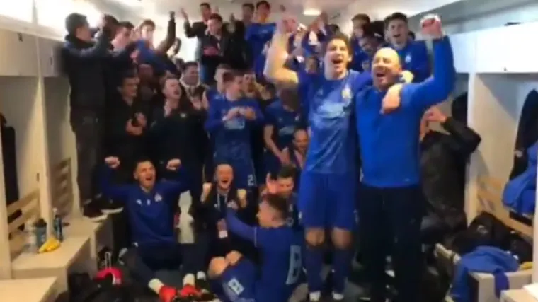 VIDEO Delirij u 'modroj' svlačionici: Nakon seniora, i juniori zapjevali 'Kako je dobro vidjeti te opet'