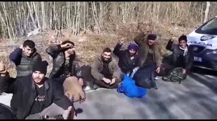 VIDEO Skandalozno: Osim 'Dinamo, Zagreb' policajac migrante tjerao da viču i 'Za dom spremni'