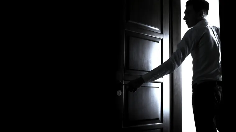 Horor u Rijeci: Četiri godine živio u stanu s mrtvom majkom koju je prekrio dekama i smećem