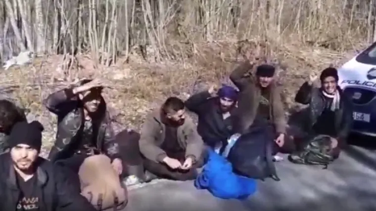 Osim 'Dinamo Zagreb', policajac je izmučene migrante tjerao da viču usta&scaron;ki 'Za dom spremni'