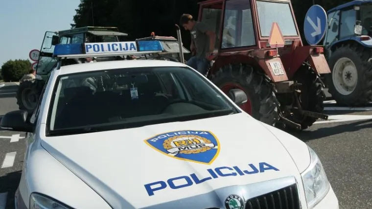 Mu&scaron;karac pao s prikolice koja ga je pregazila i na mjestu usmrtila