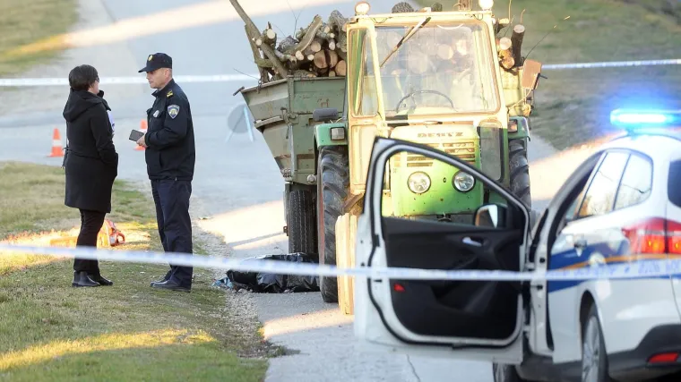 VIDEO, FOTO Na mjestu poginuo: Prignječila ga traktorska prikolica puna drva