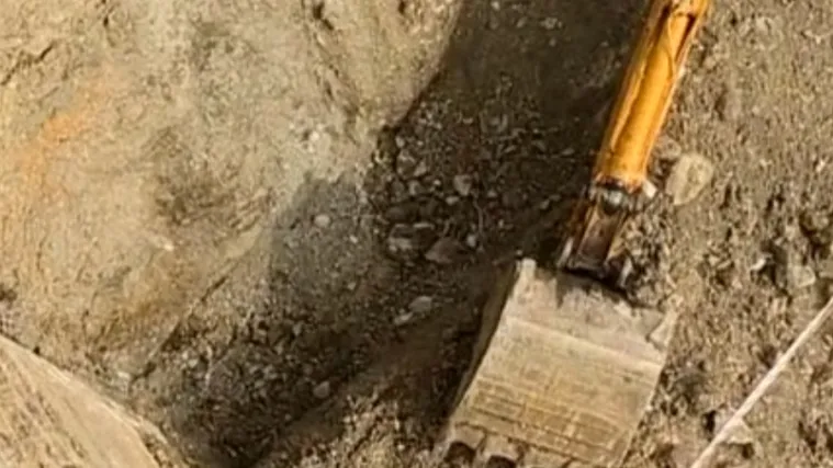 VIDEO Bizarna nesreća: Na mladu arheologinju odronila se svježe iskopana zemlja i zatrpala ju