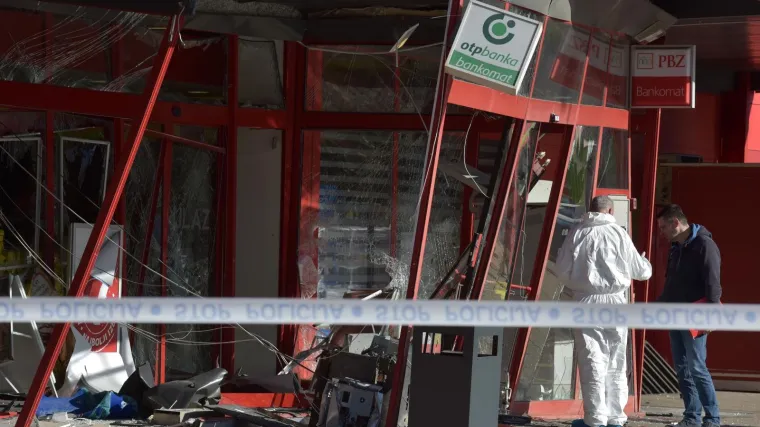 FOTO, VIDEO: Eksplozivom raznijeli bankomat i potpuno uni&scaron;tili ulaz u trgovački centar