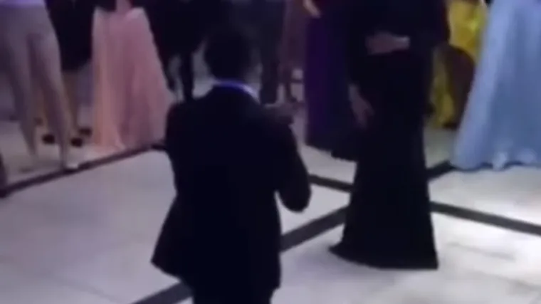 Pogledajte romantičan trenutak s maturalne zabave: Spustio se na koljeno i zaprosio ljubav života