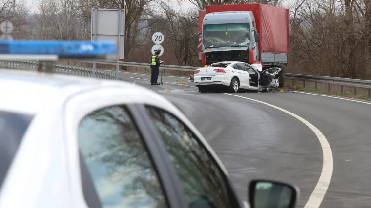 VIDEO Užas kod Zapre&scaron;ića: U sudaru teretnjaka i osobnog automobila poginula jedna osoba