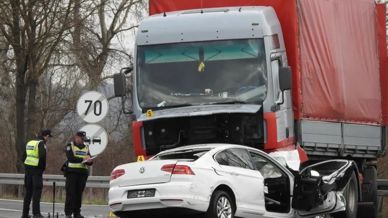 U sudaru teretnjaka i automobila poginula jedna osoba