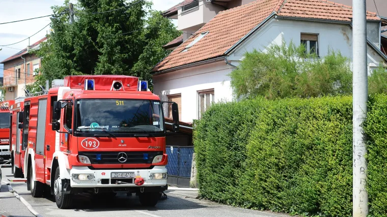 Popeo se na stablo pa ga spa&scaron;avali vatrogasci: 'Ma ja sam samo htio vidjeti Zagreb s visine...&rsquo;