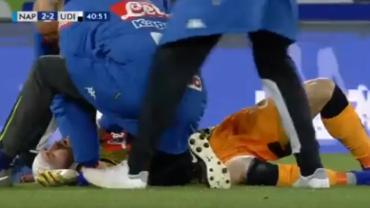Ružne scene iz Italije: Vratar Napolija se usred utakmice sru&scaron;io i onesvijestio, hitno prevezen u bolnicu