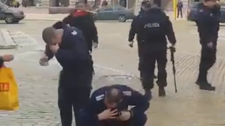 Tijekom prosvjeda 'napali' sebe same! Policija postala predmet izrugivanja na internetu