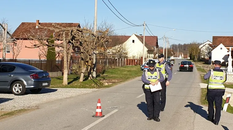 Nesreća kod Požege: Dijete na kolniku kupovalo sladoled, na njega naletio automobil
